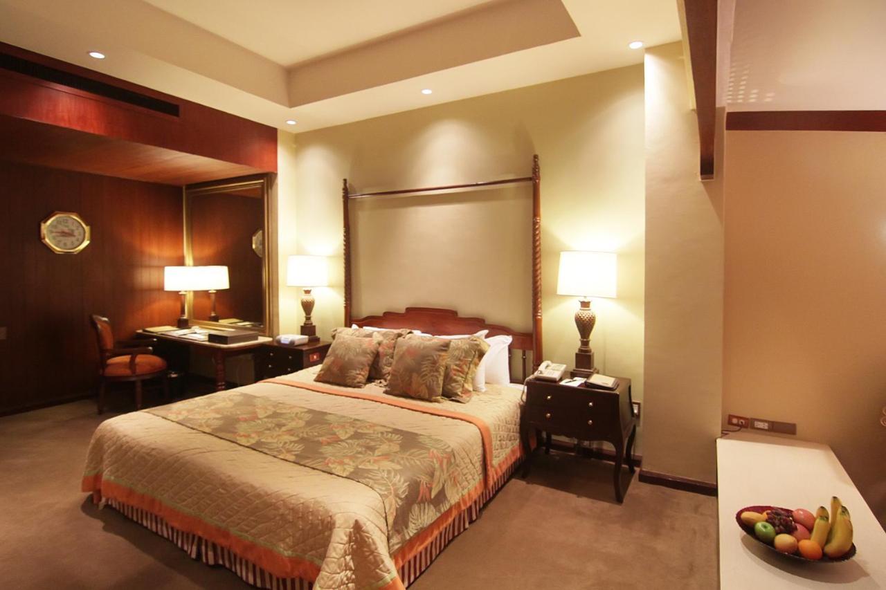 The Manila Hotel Exterior foto A room at the Taj Mahal Palace