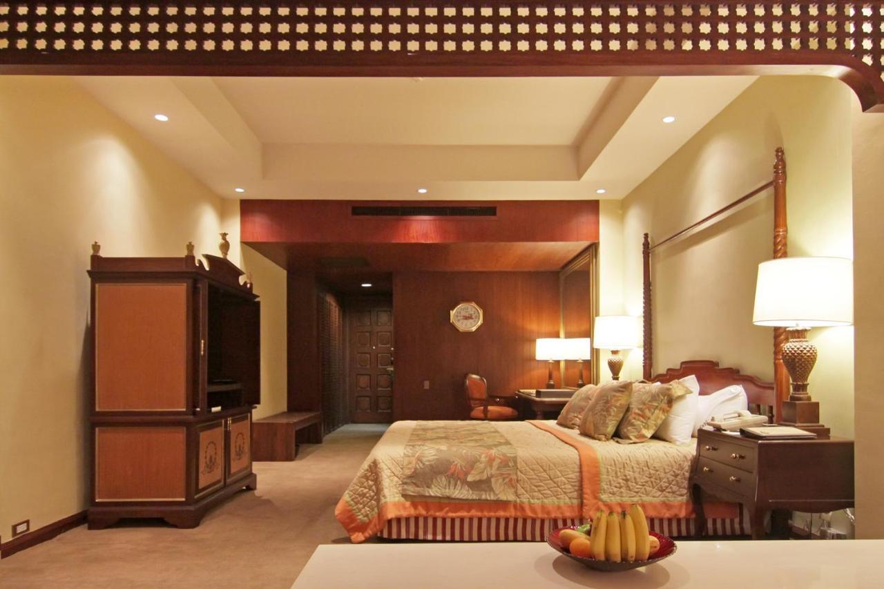 The Manila Hotel Exterior foto A bedroom at the Taj Mahal Palace