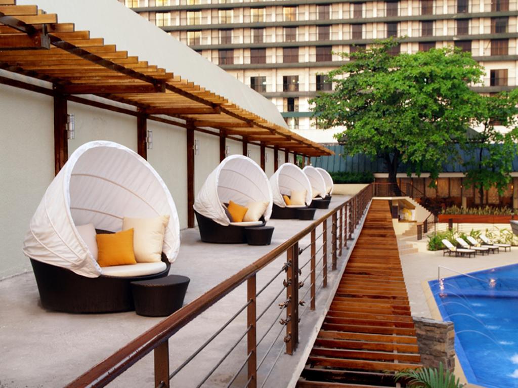 The Manila Hotel Exterior foto The pool at the hotel