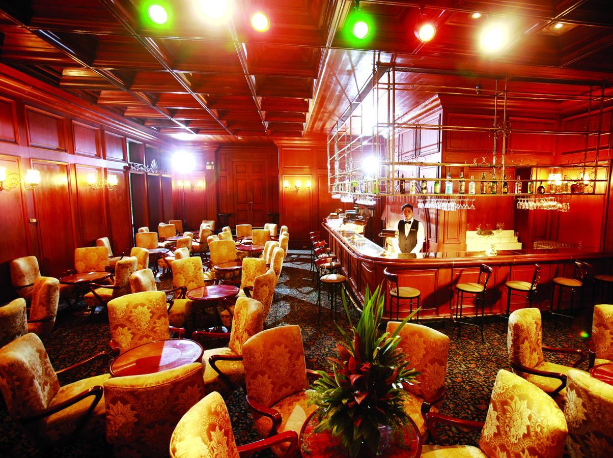 The Manila Hotel Exterior foto The interior of the bar