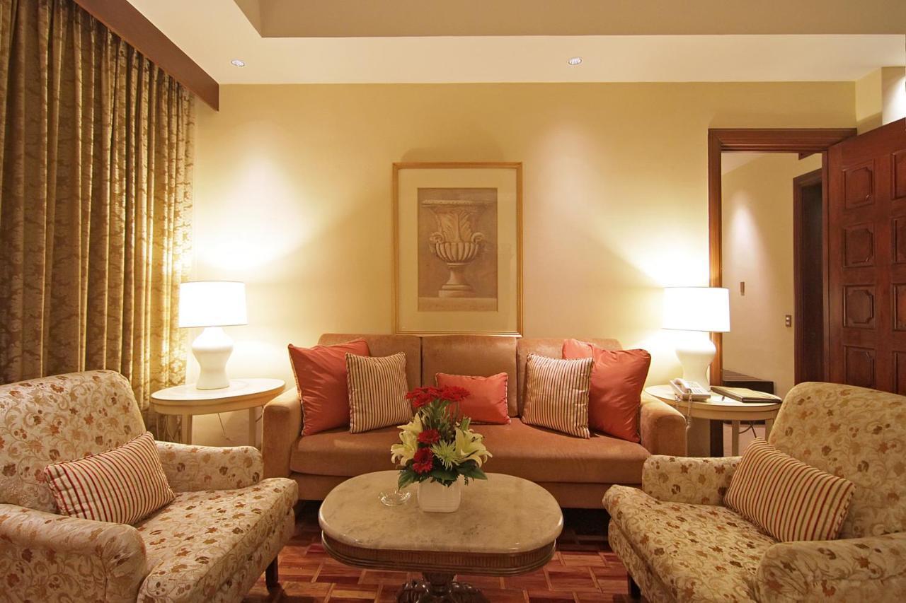The Manila Hotel Exterior foto A living room