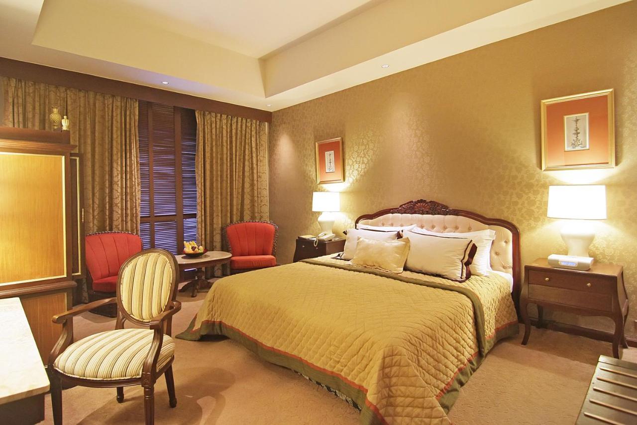 The Manila Hotel Exterior foto A bedroom at the Taj Mahal Palace