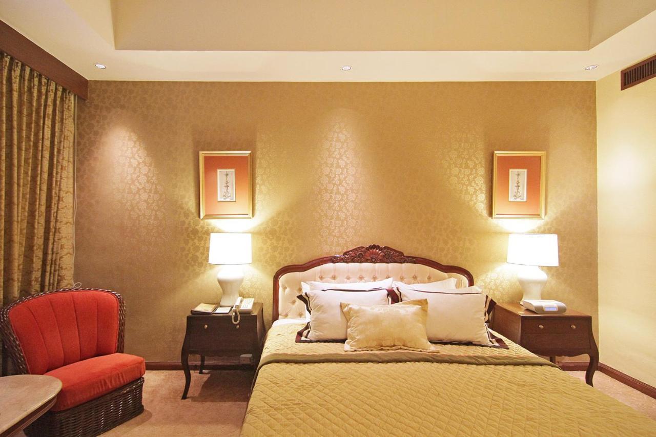 The Manila Hotel Exterior foto A bedroom